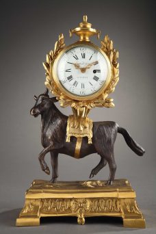 Pendule taureau - Epoque Louis XVI, en bronze doré et patiné