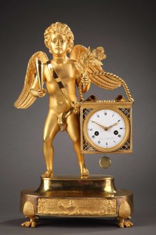 Pendule en bronze doré et ciselé, d'époque Empire. Elle est inspirée des petits métiers de Paris.