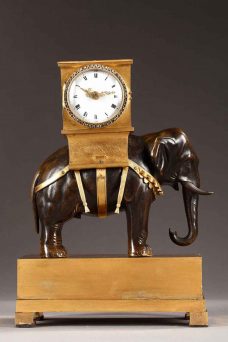 Rare pendule à l'éléphant en bronze doré, ciselé et patiné d'époque Empire. Très bel éléphant d'Asie en bronze patiné portant sur son dos le mouvement.