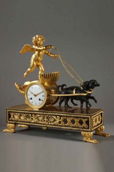 Pendule au char de l'Amour est en bronze doré, ciselé et patiné.