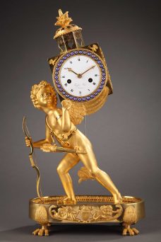 Pendule d'Epoque Empire en bronze doré et ciselé. Elle est inspirée de la lanterne magique ancêtre du projecteur de diapositives.
