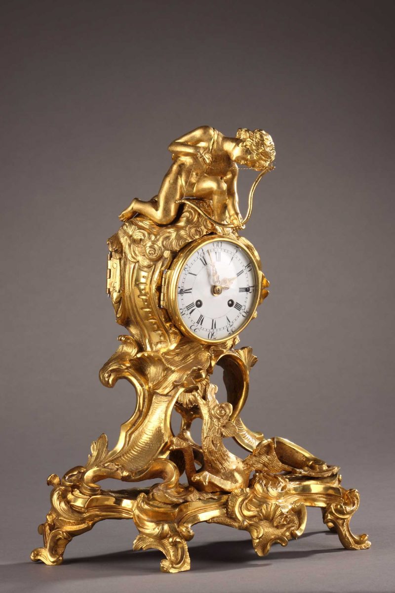 Pendule d'époque Louis XV au dragon et angelot (Saint Michel) en bronze doré.