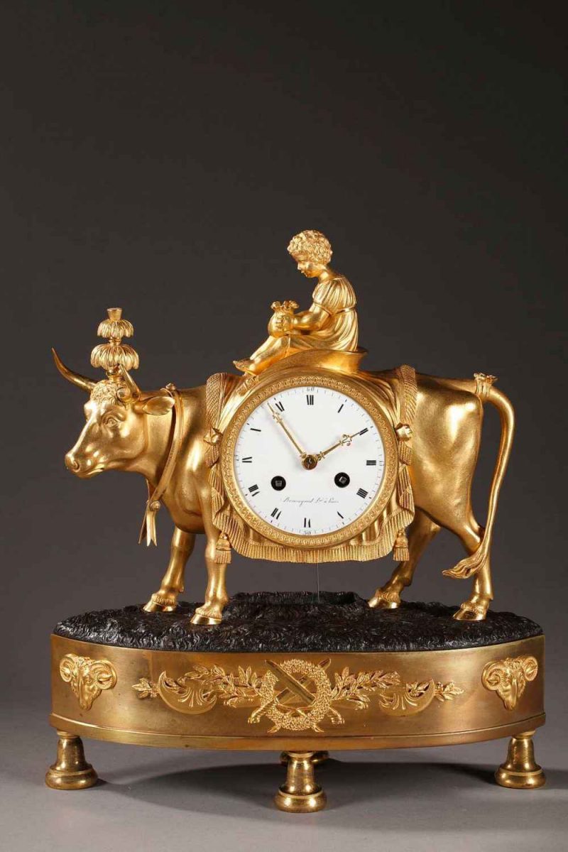 Pendule en bronze doré, ciselé et patiné d'époque Empire. Cette iconographie est inspiré d'une procession dont nous avons une description détaillée du XVIIIème siècle par Boucher d'Argis