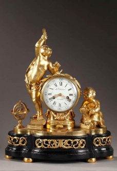 Pendule en bronze doré et ciselé d'époque Transition Deux putti encadrent le mouvement.