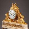 Rare pendule d'époque Louis XVI en marbre blanc et bronze doré et ciselé. Deux sphinges soutiennent le mouvement et à l'amortissement un faune et une faunesse.