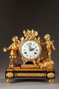 Pendule en bronze doré et ciselé, d'époque Louis XVI. Cadran en émail blanc signé Causard horloger du Roy suivant la cour, exceptionnelles aiguilles incrustées de marcassites.